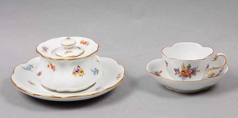 BLÄCKHORN SAMT KAFFEKOPP MED FAT, porslin, Meissen, rokokostil, 1900-tal.