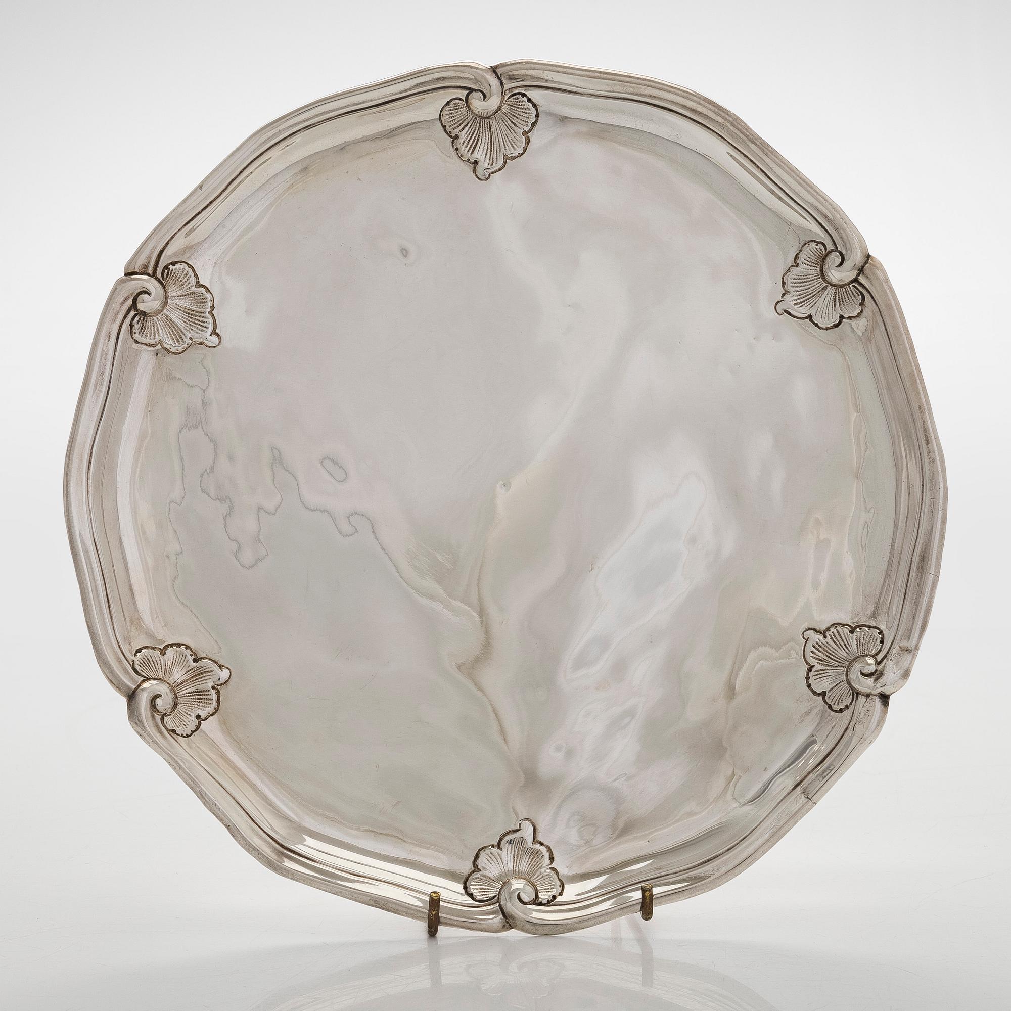 Serving dish, silver, 18th century, indistinct mark.