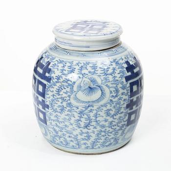 A Chinese blue and white porcelain jar with cover, late Qing dynasty.