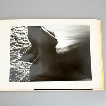 LUCIEN CLERGUE, album med 11 gelatinsilverfotografier, vintage. Numrerad 192, upplaga 250.