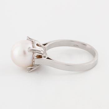 A cultured pearl and brilliant cut diamond ring.