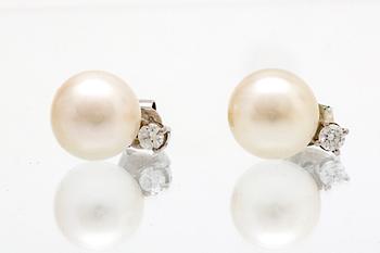 Earrings 18K whitegold 2 cultured pearls approx 10 mm and 2 brilliant-cut diamonds approx 0,15 ct.