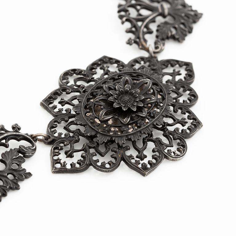 Collier, "eisengold", svärtat gjutjärn, nygotik, 1800-tal.