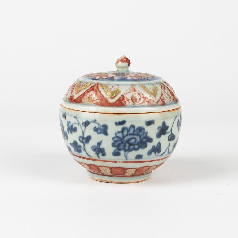 A blue and white box with cover, decorated in enamels, Ming dynasty (1368-1644).