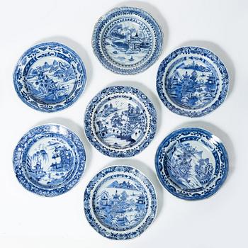 14 blue and white berry plates and five small plates, porcelain, China, Qianlong (1736-95) and Jiaqing (1796-1820).