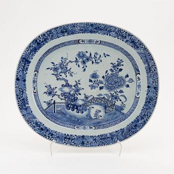 A blue and white Chinese Export serving dish, Qing dynasty, Qianlong (1736-95).