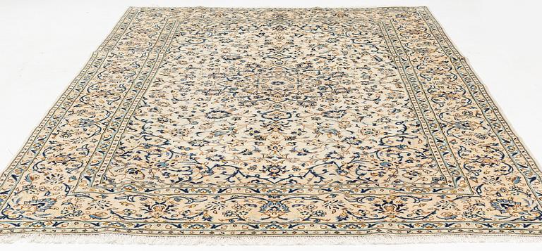 A Kashan carpet, ca 352 x 239 cm.