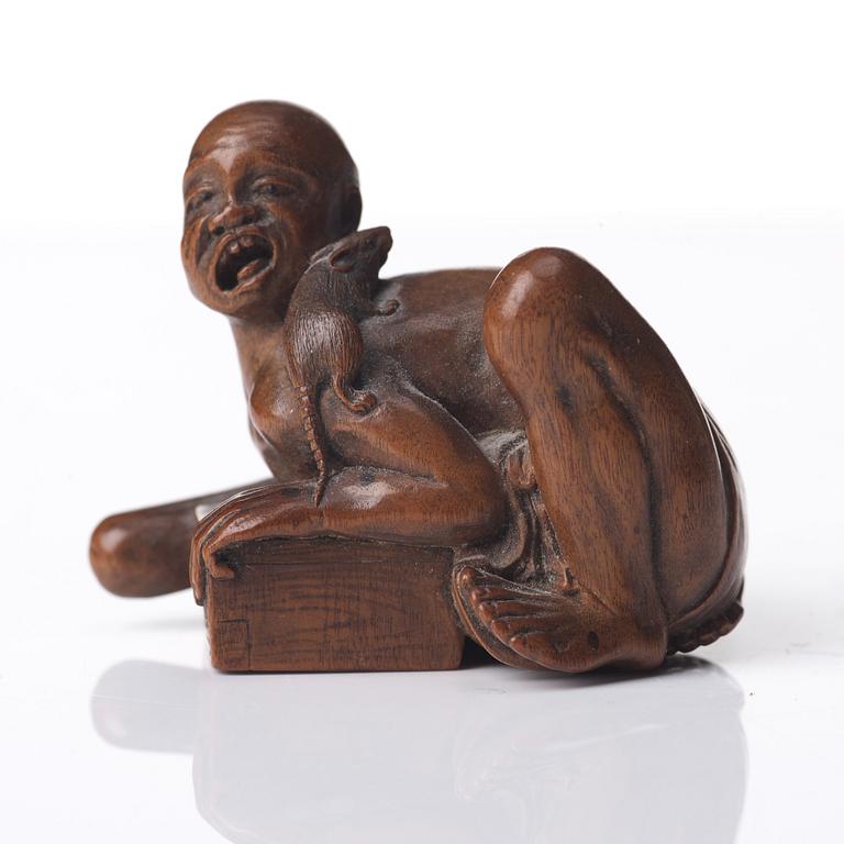 OKIMONO trä samt NETSUKE. Japan, Meiji (1868-1912).
