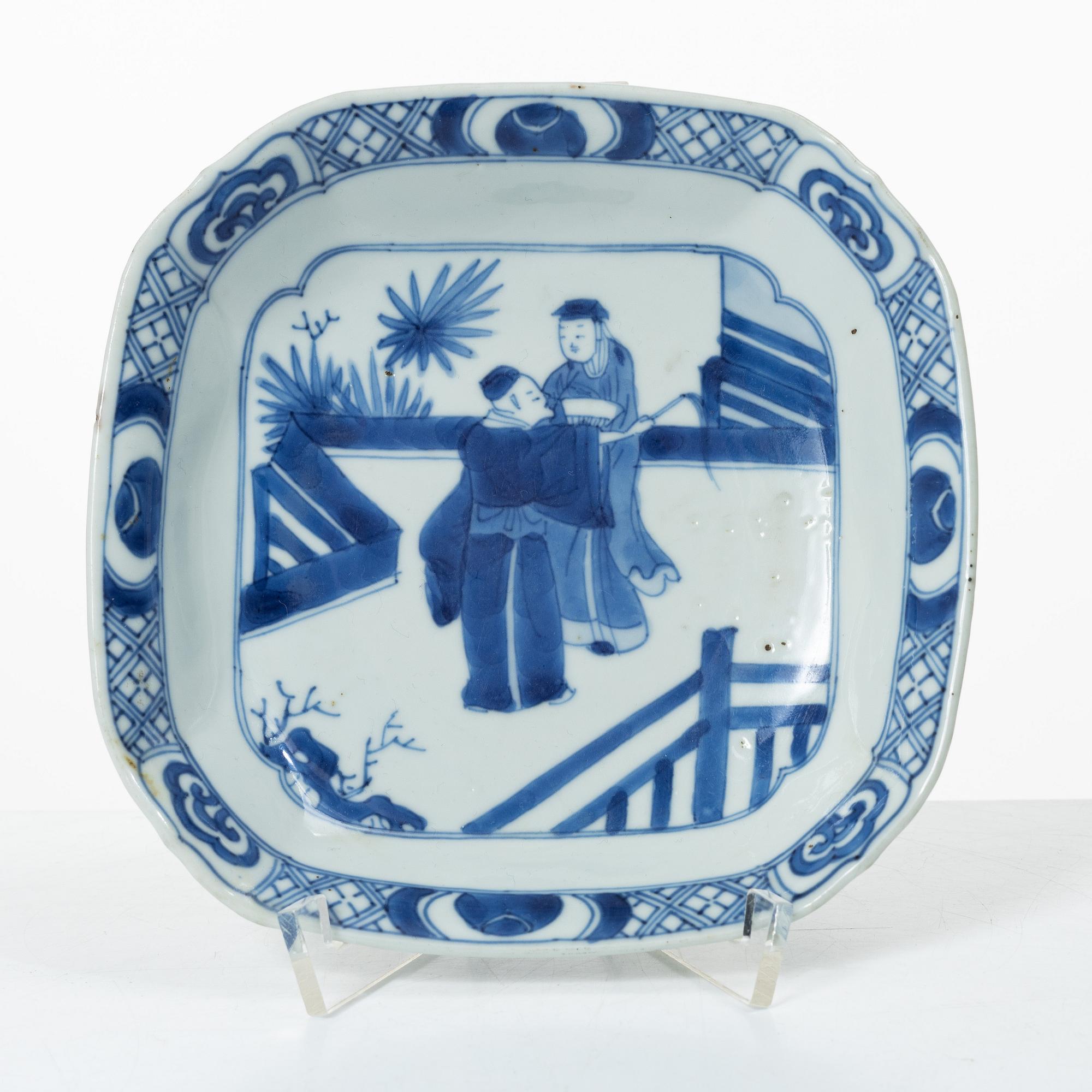 A blue and white porcelain dish, Kangxi (1662-1722).