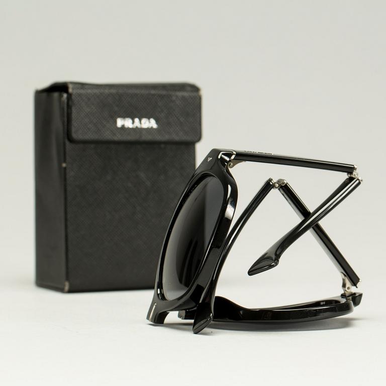 SOLGLASÖGON, Prada.