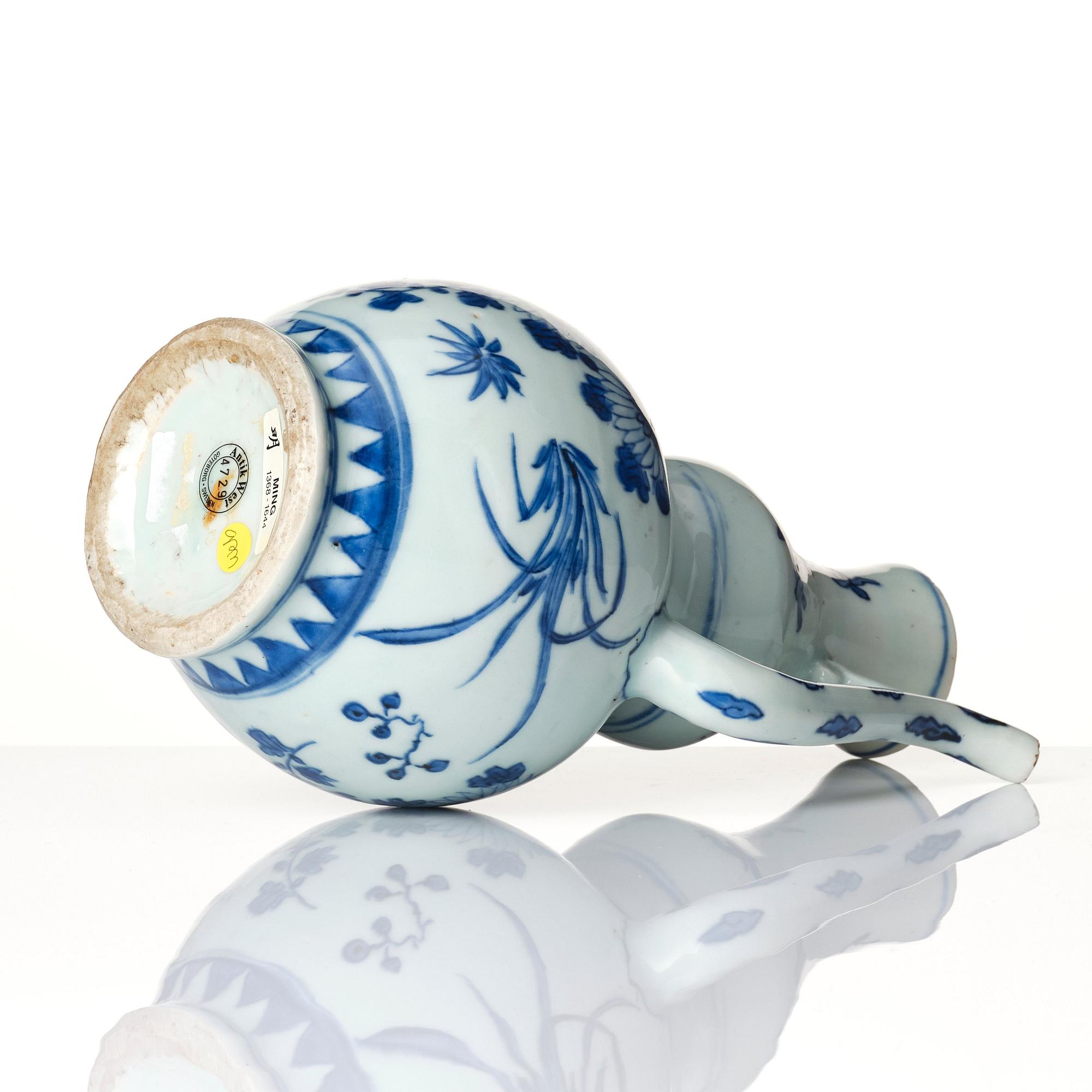A blue and white ewer, Ming dynasty, 17th century.