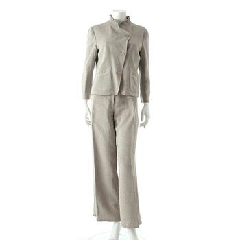 ARMANI COLLEZIONI, a two-piece suit concisting of a jacket and pants in beige lin and ramie.
