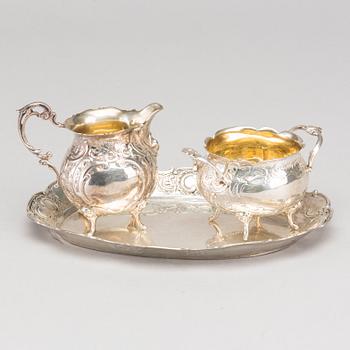 A Swedish 20th century parcel-gilt suger bowl and cream jar mark of Gewe Malmö 1951, tray included, height 6-8,5 cm.