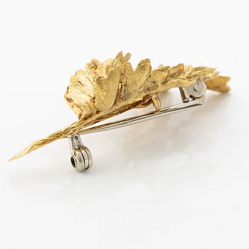569. Brosch i form av ett löv 18K guld.