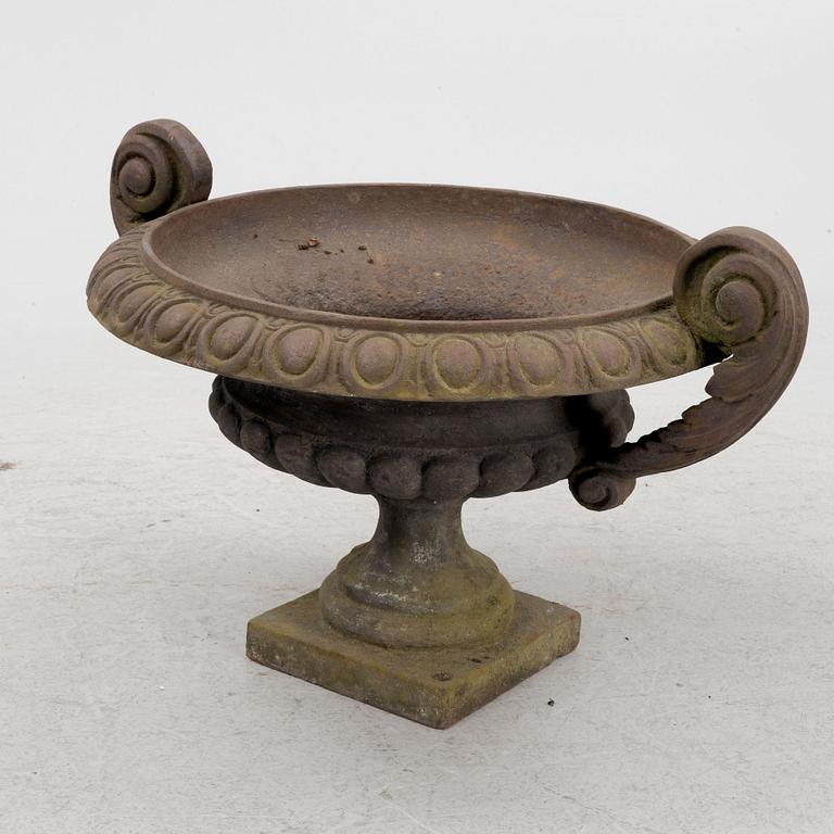 A cast-iron garden urn, early 20th century.