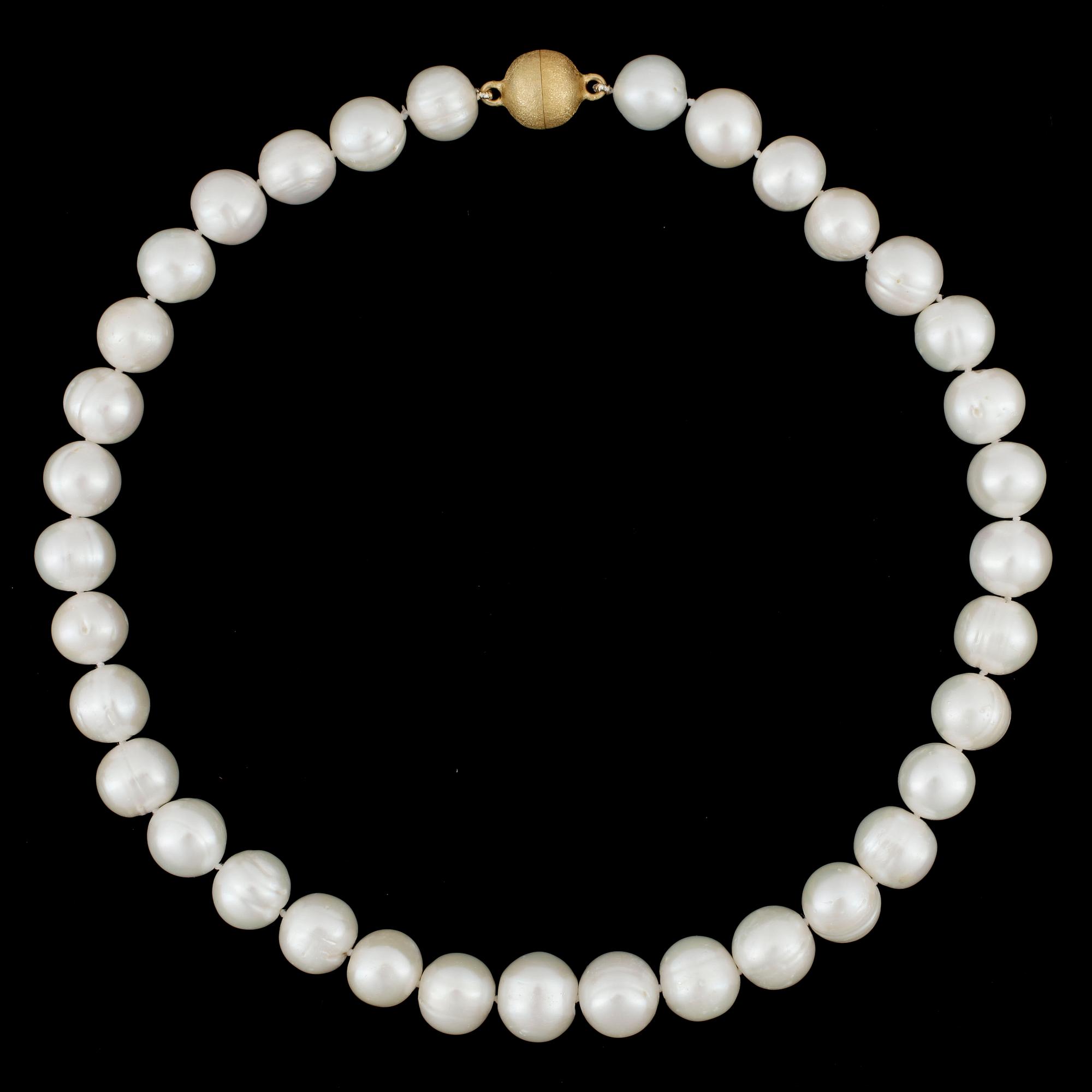 COLLIER, sötvattenspärlor, ca13-12 mm, förgyllt lås av silver. 2000-tal.
