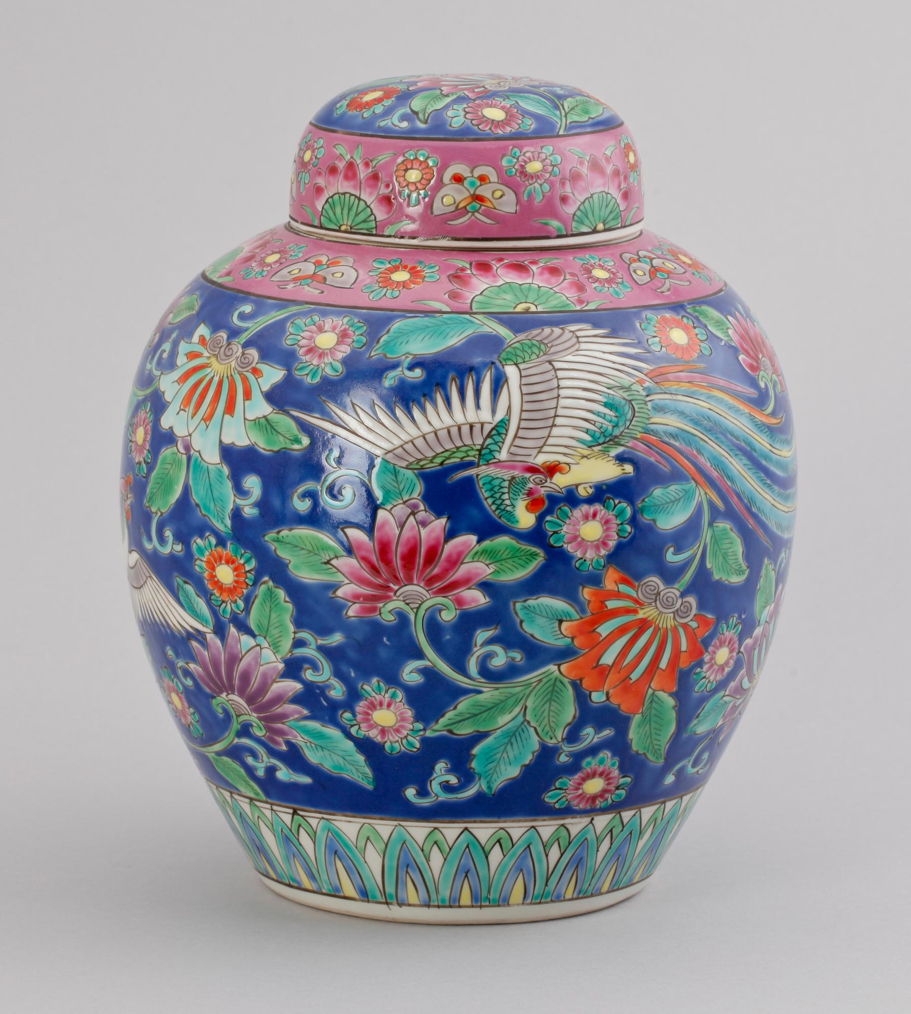 URNA MED LOCK, porslin Kina 1900-tal.