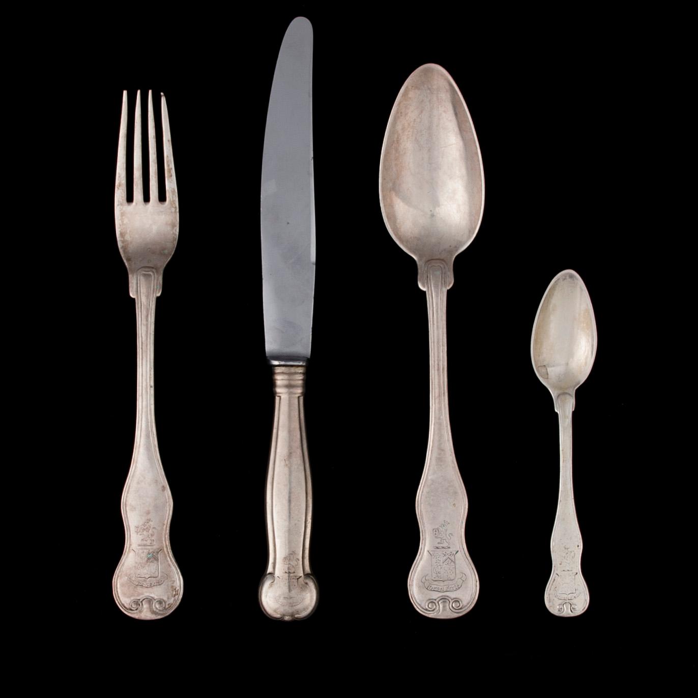 ATERIMIA, 26 osaa, hopeaa, veitsissä metalliterät, todenn. vuosisadanvaihde 1800/1900. Yht. paino 1919 g.