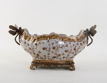 JARDINIERE, porslin och mässing, 1900/2000-tal.