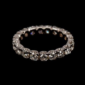 ALLIANSRING, vitguld 18K, briljantslipade diamanter tot. 2,40 ct. Vikt 3,8 g. Intyg.