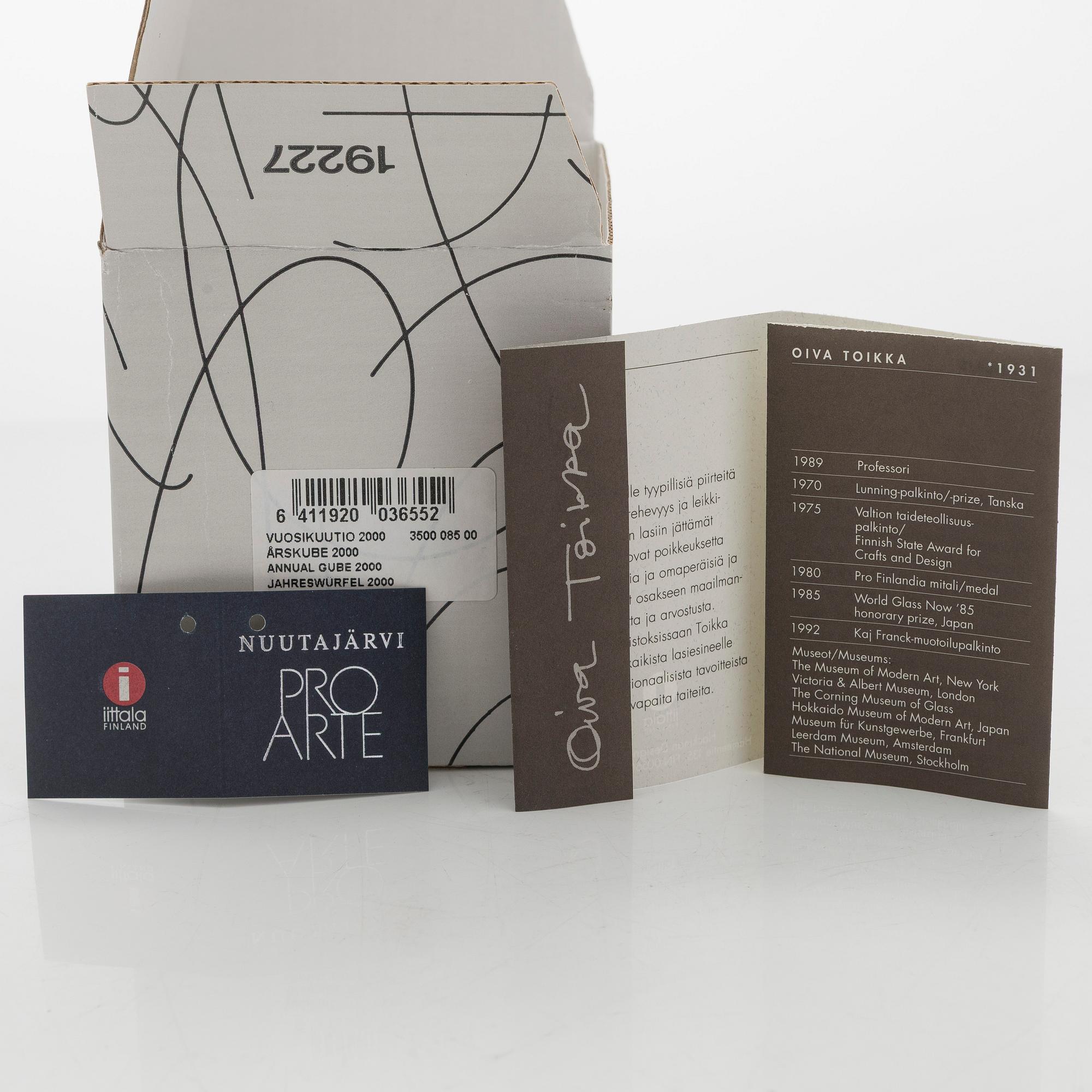 Oiva Toikka, annual glass cube 2000, signed Oiva Toikka Nuutajärvi 2000, 912/2000.