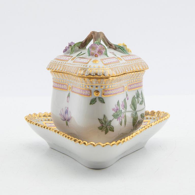 Royal Copenhagen, Crèmekopp med lock och fat, porslin, "Flora Danica", Royal Copenhagen, Danmark.