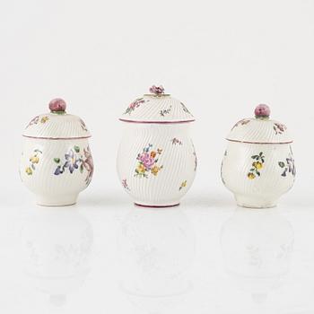 Cremekoppar, tre stycken,  mjukt porslin. Marieberg, 1700-tal.