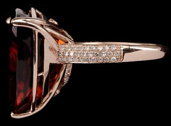 RING, 14k roséguld med trillionslipad citrin ca 23,07 ct och mindre briljantslipade diamanter. Vikt ca 9,8 gram.