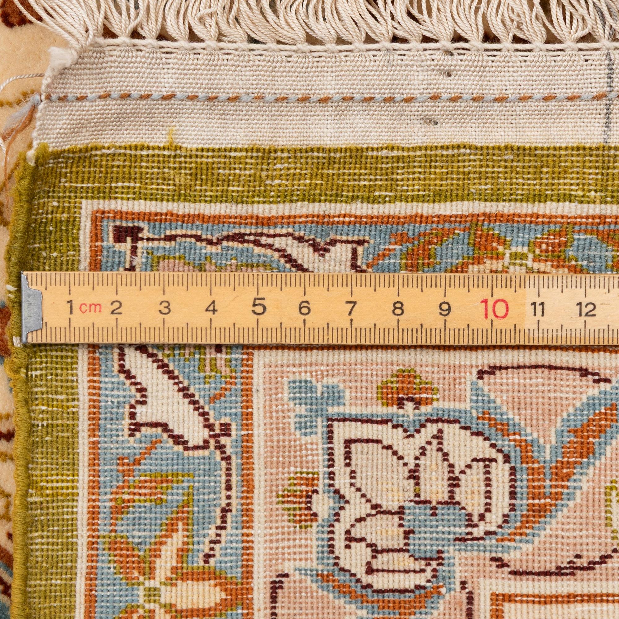 Matta, semiantik Isfahan, centrala Persien, part silk, signerad Sarraf Mamoury, ca 315 x 193 cm.