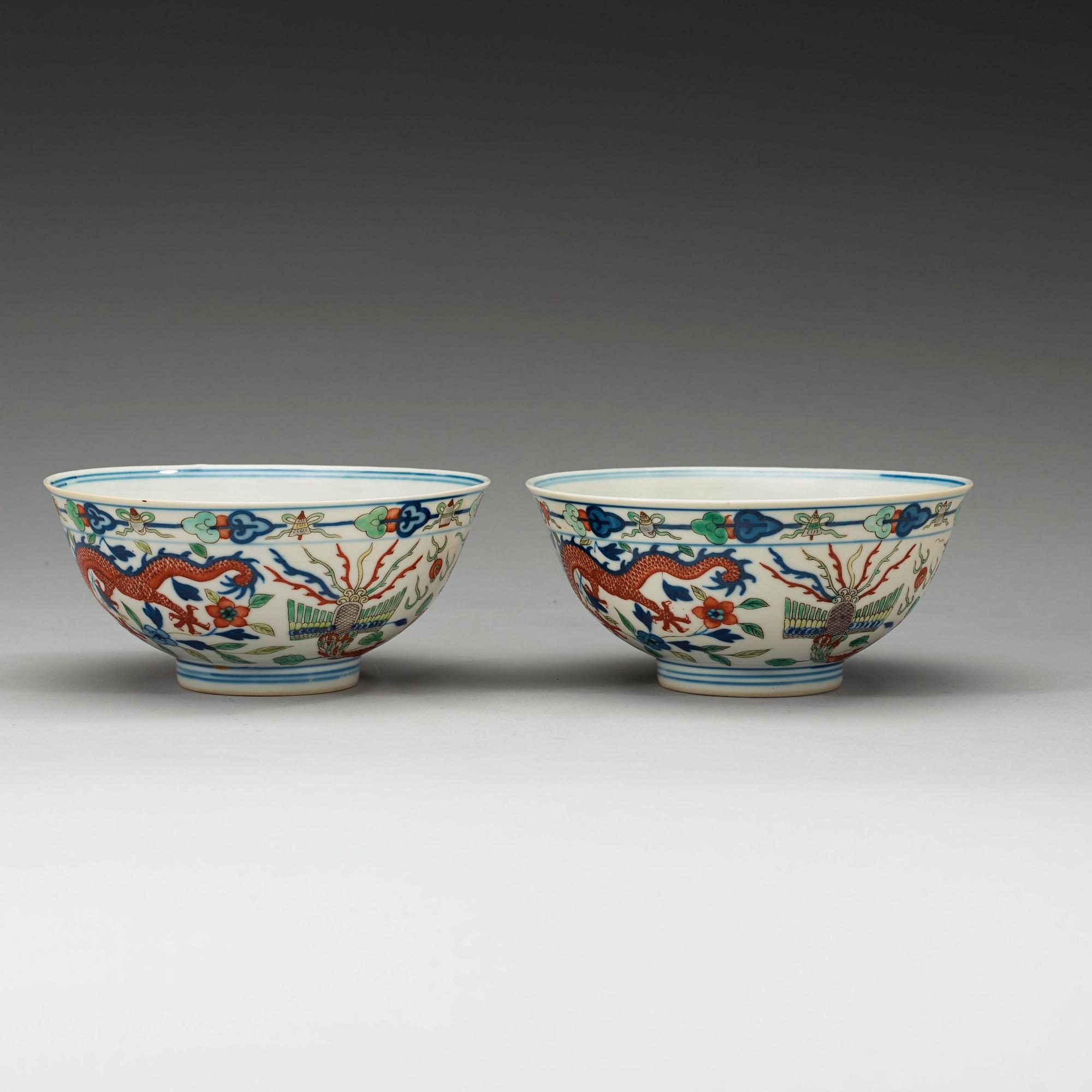 SKÅLAR, ett par, porslin. Sen Qing dynastin (1644-1912) med Kangxi sex karaktärers märke.