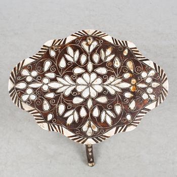 LAMPBORD, orientalisk. 1900-tal.