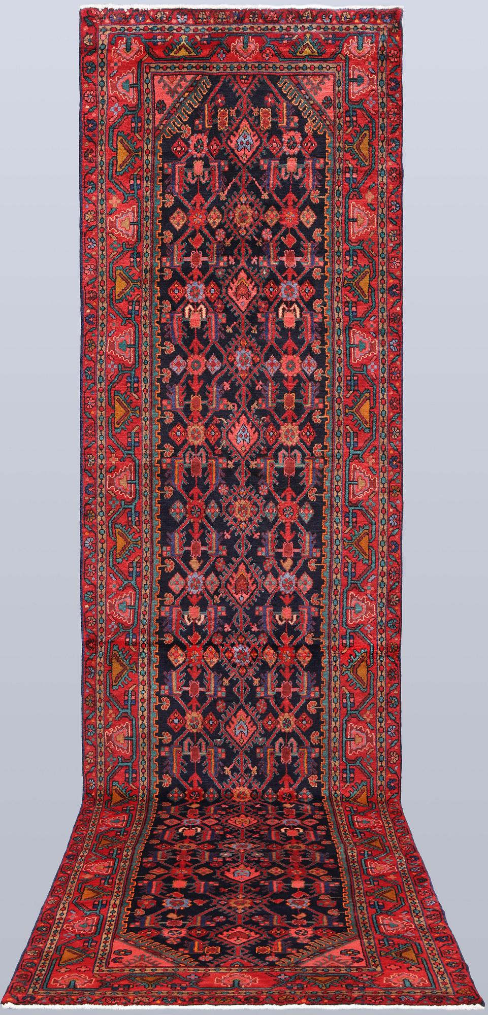 A Hamadan runner, approx. 432 x 110 cm.