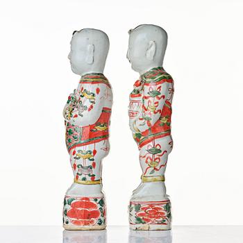 Porslinsfigurer, 
två stycken, porslin. Qingdynastin, Kangxi (1662-1722).