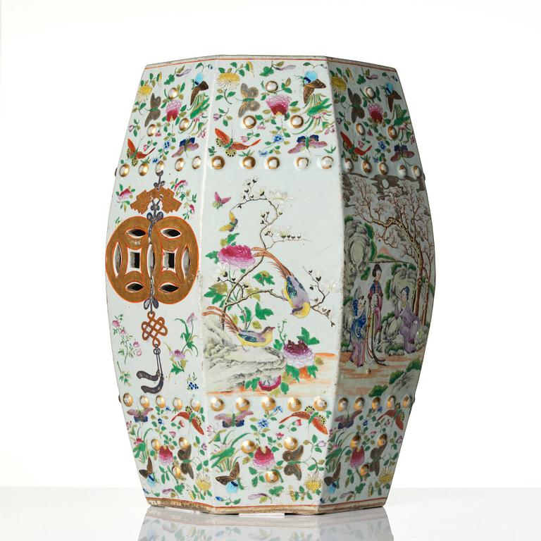 A barrel shaped Canton garden seat, Qing dynasty, 19th century.