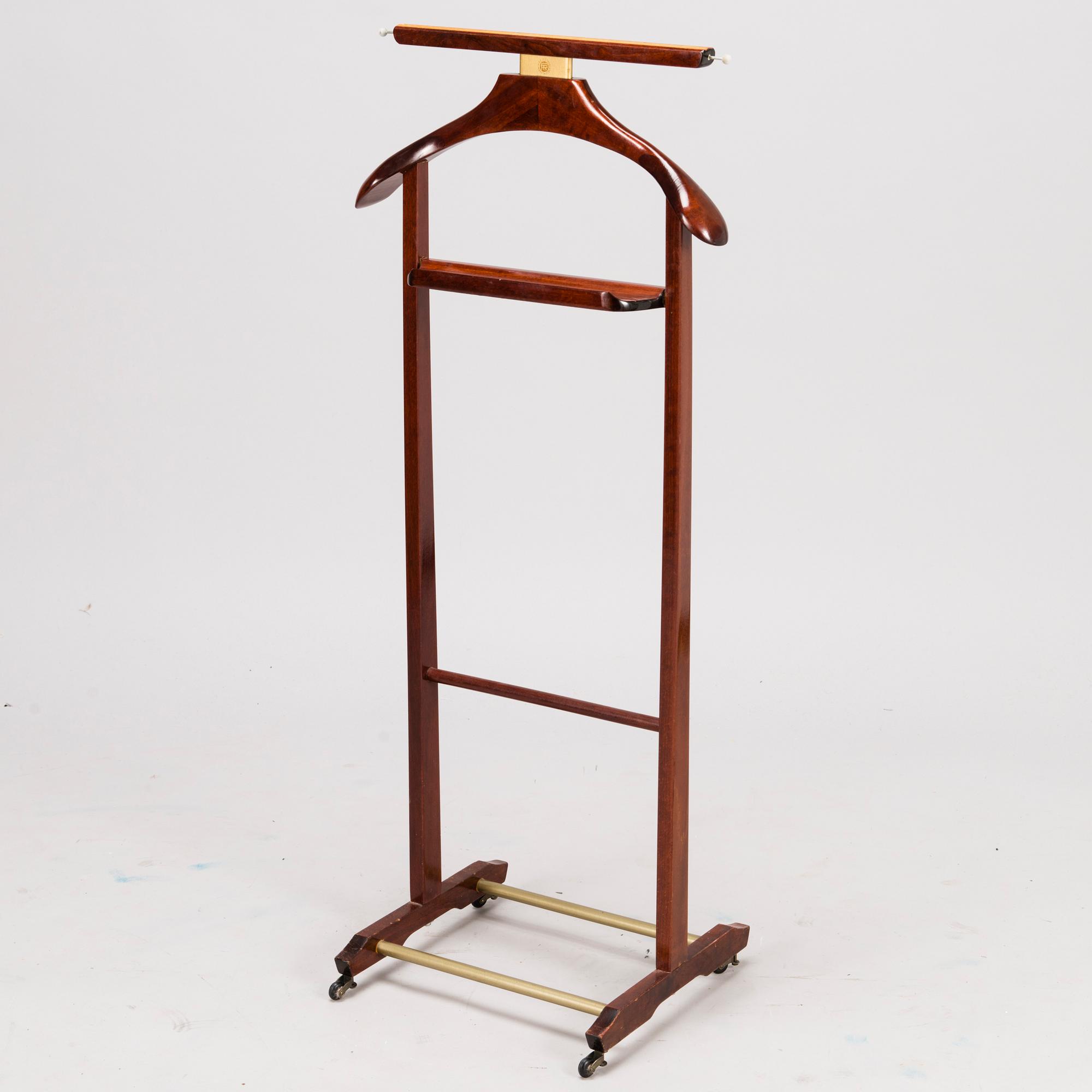 An Italian Fratelli Reguitti valet stand from the latter half of 20th century.
