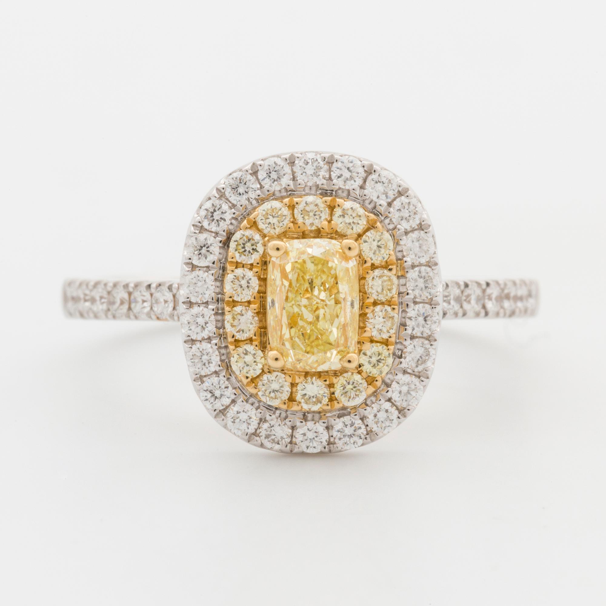 RING, med fancy yellow diamant 0.55 ct samt 50 briljantslipade diamanter 1.10 ct.