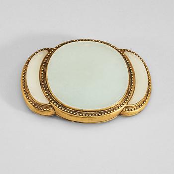 37. A white nephrite and gilded metal belt buckle, late Qing dynasty (1644-1912).