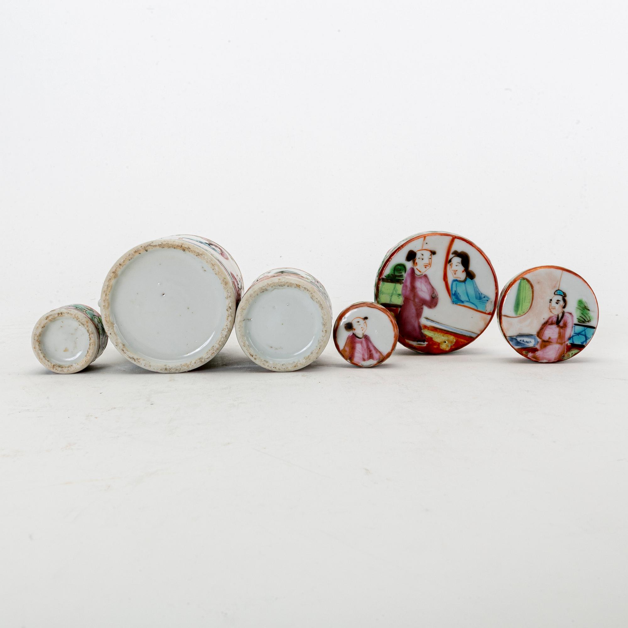 A set of three Chinese porcelain jars with lid later part of the 19th century.