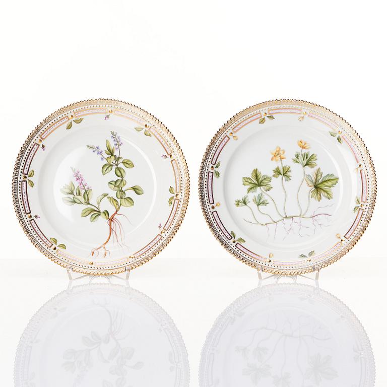 A set of 12 Royal Copenhagen 'Flora Danica' plates, Denmark, 20th Century.