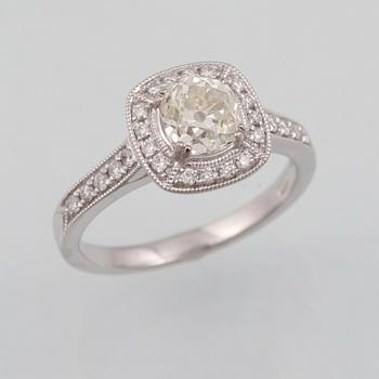 RING, 18K vitguld med äldre briljantslipad diamant ca 1.01 ct samt små briljantslipade diamanter ca 0.26 ct. Vikt 4,2 g.