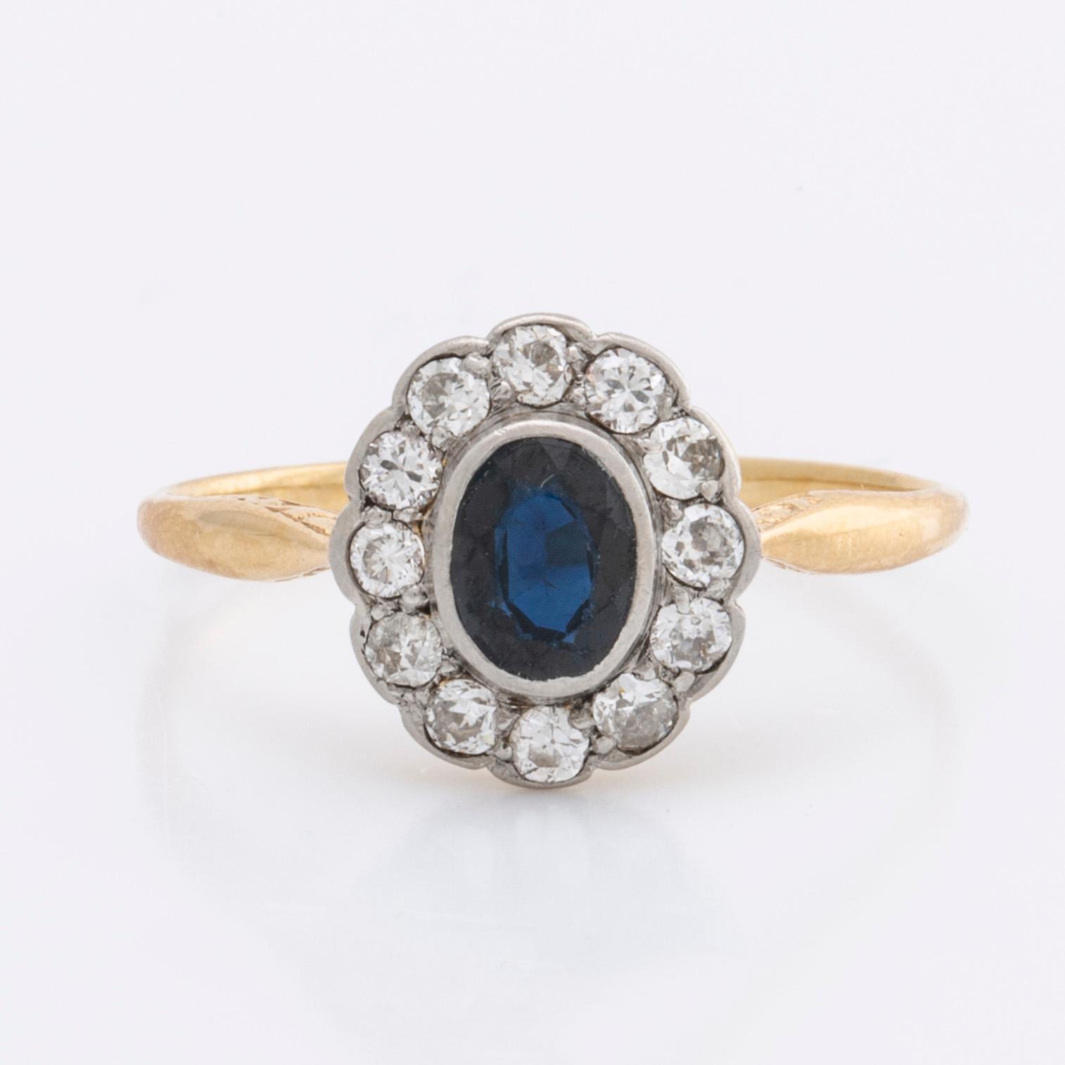 RING 18K gold w 1 sapphire approx 5 x 3 mm and old-cut diamonds approx 0,35 ct in total.