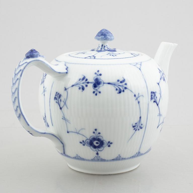 A teapot, a teacaddy and five cups with saucers, "Blue Fluted" / "Musselmalet", Royal Copenhagen, 1898-1923 and later.