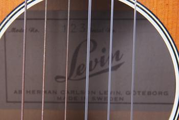 GITARR, akustisk. Levin. Med gitarrstämmare.