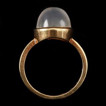 RING, 18k guld med månsten. Wiwen Nilsson, Lund, 1935. Vikt 3,6 g.