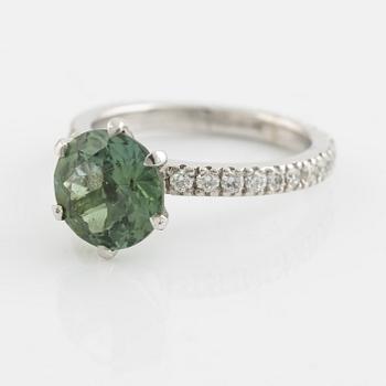 Ring, Patrik af Forselles, platina med grön turmalin och briljantslipade diamanter.