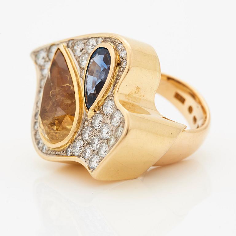 A Kristian Nilsson ring set with a yellow sapphire 10.10 cts and a blue sapphire 2.52 cts.