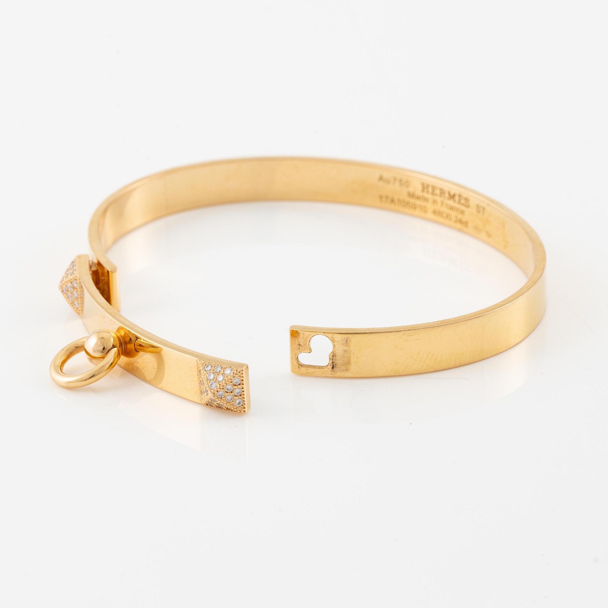 Hermès a bangle "Collier de chien" in 18K gold with round brilliant-cut diamonds.