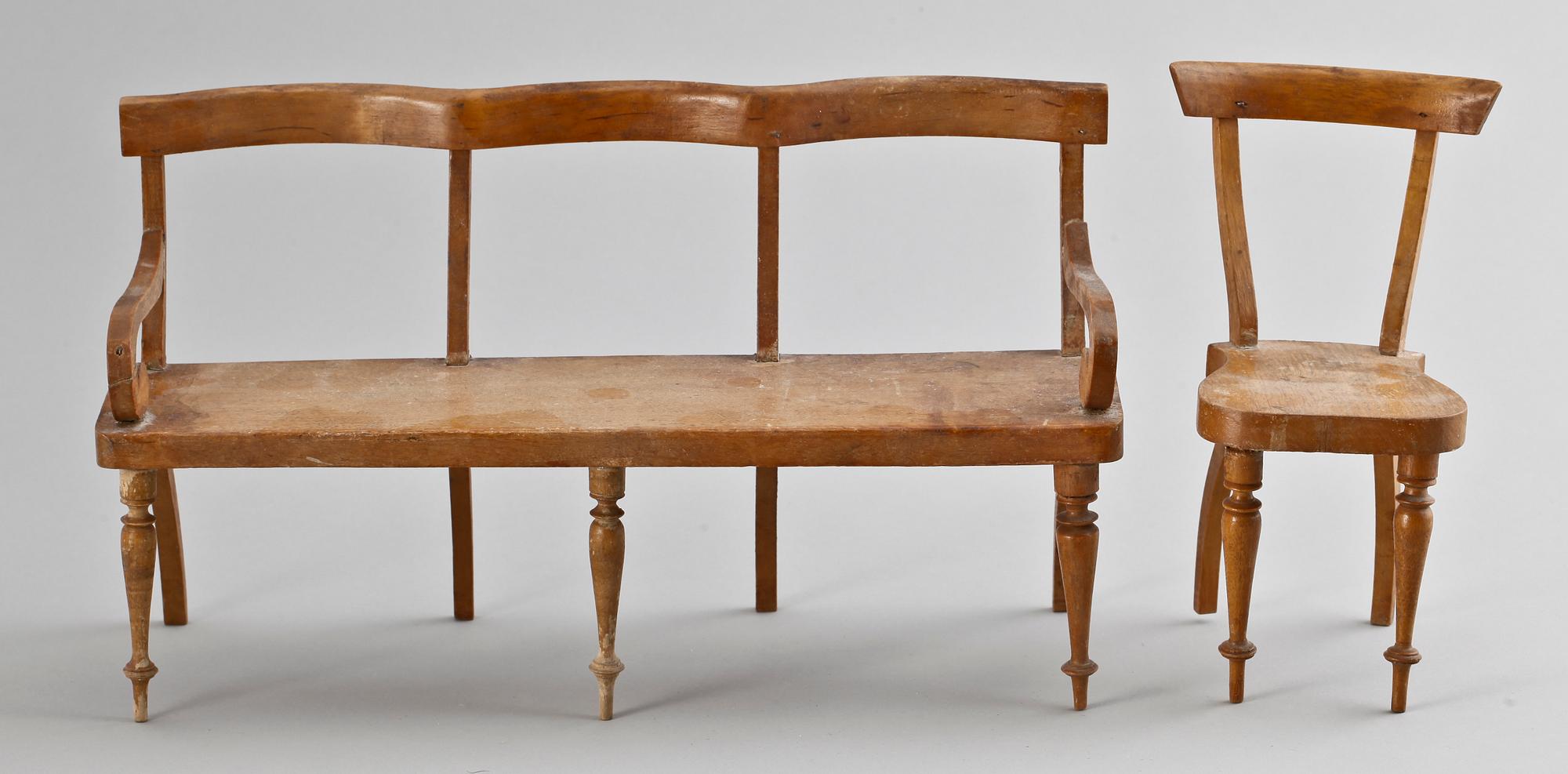 DOCKMÖBLER, 4 delar, troligen sent 1800-tal.