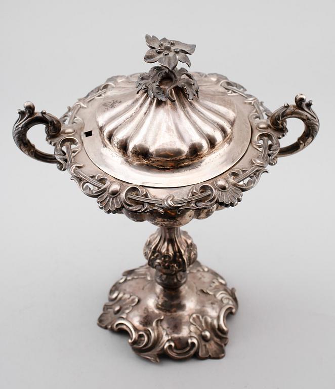 STRÖSOCKERSKÅL, silver, Gustaf Möllenborg, Stockholm 1856. Vikt ca 723 gram.