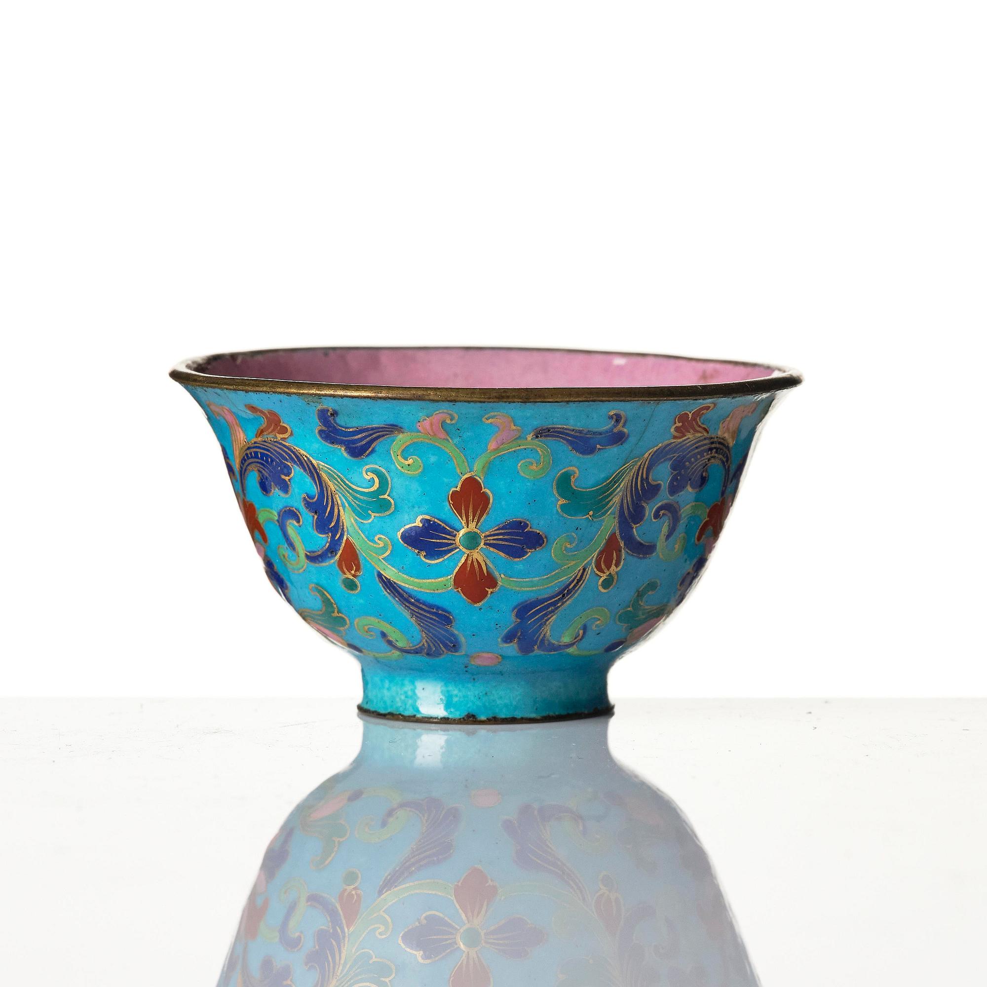 Bägare samt kopp med fat, emalj på koppar. Qingdynastin, 1700/1800-tal.